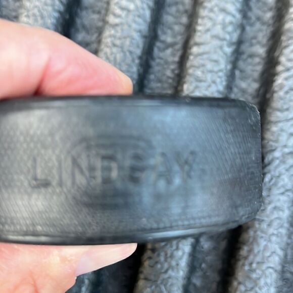 Authentic Bauer ice hockey puck Lindsay Mfg - Picture 3 of 3
